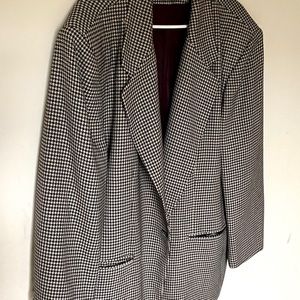 Woman’s size 24 Jones New York houndstooth blazer